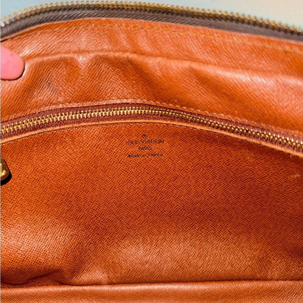 ๐ SOLD ๐ LOUIS VUITTON
Marly Dragonne GM
Monogram Clutch /Handbag - Picture 12 of 15
